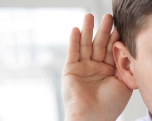 英語で「聞く」は「listen」「hear」ではない!