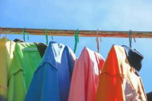 英語イデオム【hang out to dry】の意味とは?「干して乾かす」じゃないよ。