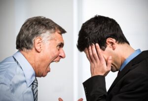 イデオム【bite someone's head off】の意味は?キレすぎ!