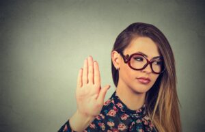 英語で「心底どうでもいい」は？【I couldn't care less】