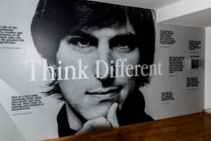 「You should think different」が間違いじゃないって?副詞の「-ly」の省略とは