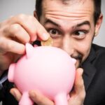 英語で【ケチじゃなくて節約上手】を何という?stingy / tight / budget-conscious etc