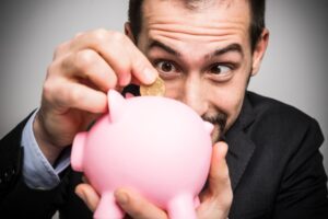 英語で【ケチじゃなくて節約上手】を何という?stingy / tight / budget-conscious etc