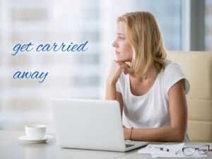 イデオム【get carried away】の意味は？「夢中になる・我を忘れる」など